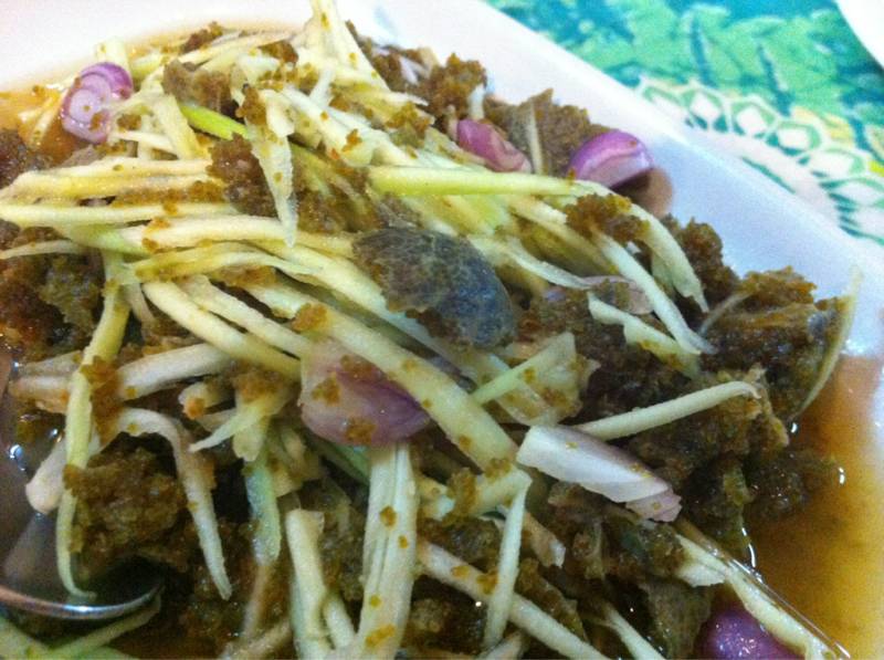 ยำไข่ปลาดุก ที่ ร้านอาหาร เรือธง