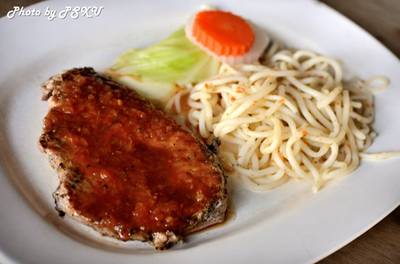 สเต็กหมู-ขนมจีนผัดเนย 75 บาท  ที่ ร้านอาหาร ขนมจีนเทวดา & สเต็ก พระราม 2