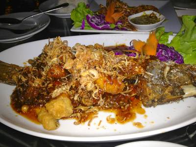 ปลากระพงซอสมะขาม ที่ ร้านอาหาร Three Mango