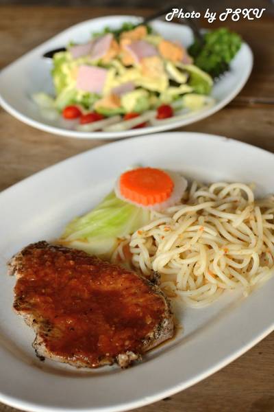 สเต็กหมู-ขนมจีนผัดเนย 75 บาท  ที่ ร้านอาหาร ขนมจีนเทวดา & สเต็ก พระราม 2