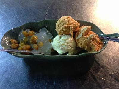 ชา วนิลา ลูกชิด ลูกเกด ที่ ร้านอาหาร ไอติมกะทิ ในตลาดหัวหิน
