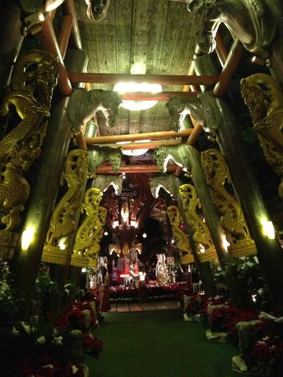 สังเกตุด้านบนเป็นเรือนะ ที่ ร้านอาหาร เกาะลันตา สุวรรณภูมิ
