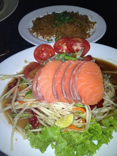 ส้มตำแซลม่อน ที่ ร้านอาหาร เกาะลันตา สุวรรณภูมิ
