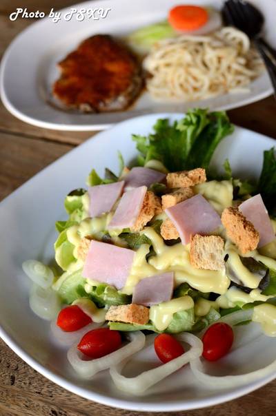 สลัดครีมแฮม 59 บาท ที่ ร้านอาหาร ขนมจีนเทวดา & สเต็ก พระราม 2