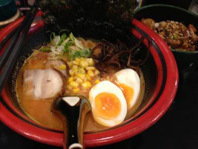 ราเมงดีลักซ์ใส่ทุกอย่าง ที่ ร้านอาหาร Tomato Noodle