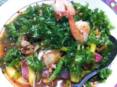 ยำดอกไม้ใบหญ้า ที่ ร้านอาหาร เป็ดย่าง พัฒนาการ 50