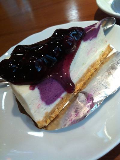ลูเบอร์รี่ีชีสเค้ก อร่อยค่ะ บลูเบอรี่เยิ้มมาเลยค่ะ น่าทานใช่มั๊ย อิอิ ที่ ร้านอาหาร Gazebo Terminal 21