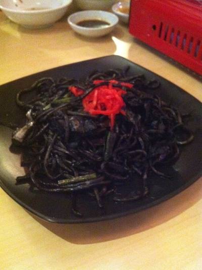 เส้นหมึกดำ ทานแล้วฟันดำเลยจ้า อร่อยด้วย ที่ ร้านอาหาร Okinawa Kinjo