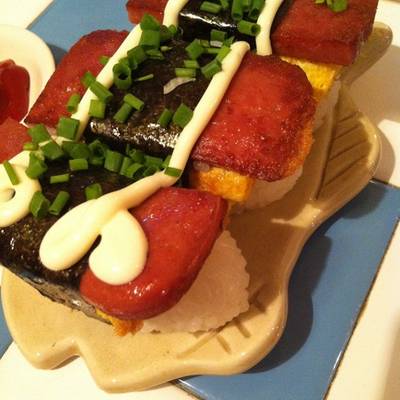 พอร์กนิกิริ Pork Nigiri คำโตมาก แต่อร่อยค่ะ หมูปรุงรสมาได้รสชาติดีค่ะ อยากทานอีก ที่ ร้านอาหาร Okinawa Kinjo