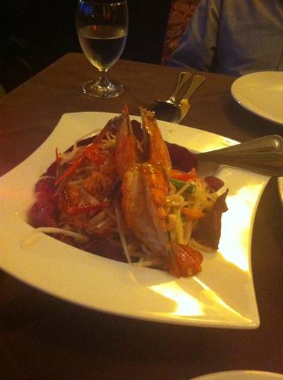 ส้มตำกุ้งใหญ่ ที่ ร้านอาหาร The Deck by the River