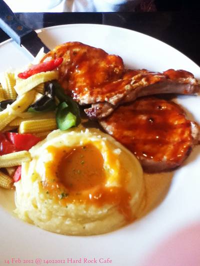hickory pork chop ที่ ร้านอาหาร Hard Rock Cafe Bangkok
