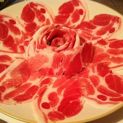 ชุดชาบูค่ะ คุณภาพหมูอร่อยดี ชอบค่ะ น้ำซุปก็อร่อยลงตัว อยากไปทานอีก ที่ ร้านอาหาร Okinawa Kinjo