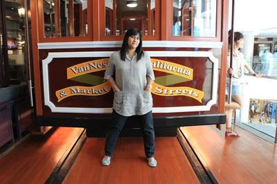 ถ่ายรูปกับจุดเด่นของร้าน ตู้โบกี้รถไฟซานฟรานฯ ตู้สีแดงน้ำตาล  ที่ ร้านอาหาร Gazebo Terminal 21