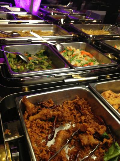 ไก่ทอดดด ผัดผักเบสิคคค ที่ ร้านอาหาร Chaopraya Princess Chaopraya Princess Cruise