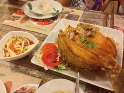 ปลากระพงทอดน้ำปลา ที่ ร้านอาหาร Banana Leaf Promenade