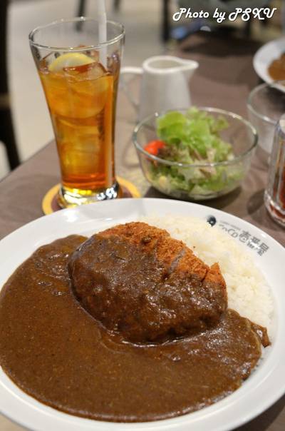 ข้าวแกงกะหรี่หมูชุปเกล็ดขนมปังทอด(เผ็ดระดับ5) 160 บาท + สลัดผักและชามะนาว 50 บาท ที่ ร้านอาหาร Coco Ichibanya Central World