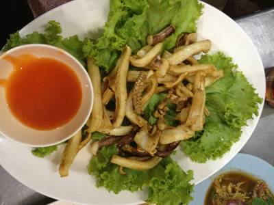 ปลาหนึกแดดเดียวทอดกระเทียม ที่ ร้านอาหาร เจ๊แดง. อาหารไทย-อีสาน
