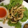ปลาหนึกแดดเดียวทอดกระเทียม ที่ ร้านอาหาร เจ๊แดง. อาหารไทย-อีสาน