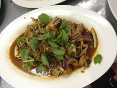ยำหอยแครง ที่ ร้านอาหาร เจ๊แดง. อาหารไทย-อีสาน
