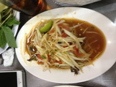 ส้มตำปู ที่ ร้านอาหาร เจ๊แดง. อาหารไทย-อีสาน