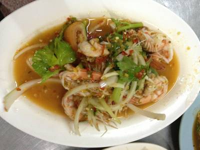 ยำกุ้งสด ที่ ร้านอาหาร เจ๊แดง. อาหารไทย-อีสาน