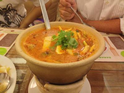 ต้มยำเห็ดใส่ยอดมะพร้าวน้ำข้น ที่ ร้านอาหาร Banana Leaf Promenade