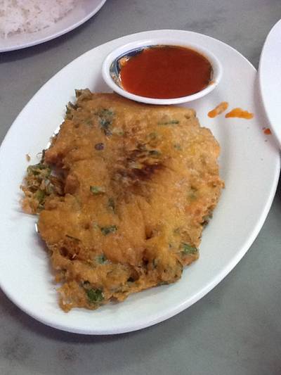 ไข่้เจียวหมูสับที่เหมื่อเอาหมูมาชุปแป้งทอดมากกว่า ที่ ร้านอาหาร ติ๊กโภชนา