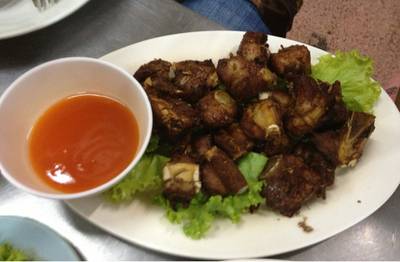 กระดุกหมูทอด ที่ ร้านอาหาร เจ๊แดง. อาหารไทย-อีสาน
