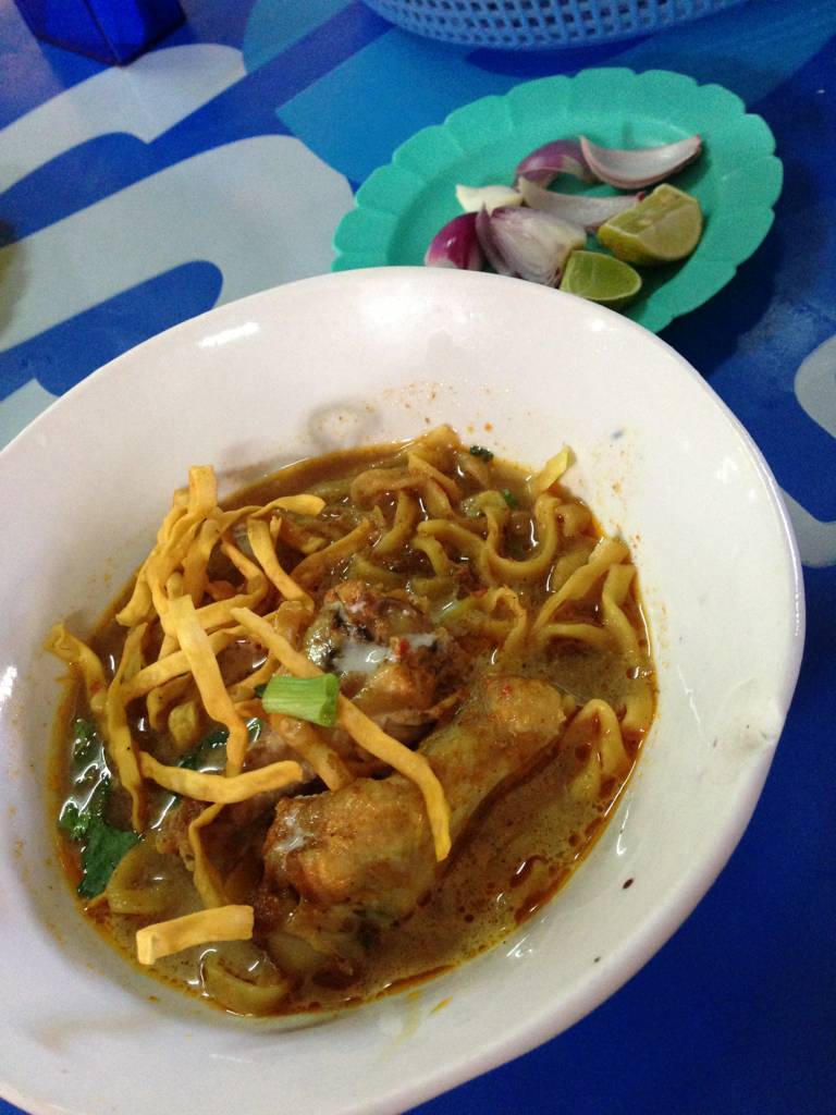 ข้าวซอยไก่ ที่ ร้านอาหาร ข้าวซอยลำดวน ฟ้าฮ่าม สาขา 1