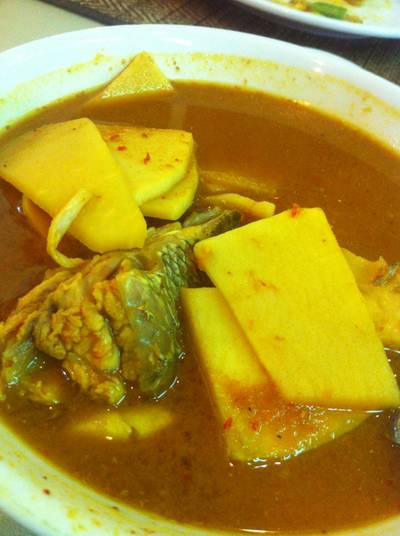 แกงส้มปลา(อะไรไม่รู้จำไม่ได้คะ แหะ ๆ --") ยอดมะพร้าว ที่ ร้านอาหาร จันทน์หอม