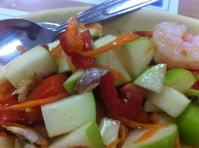 ยำแอ๊ปเปิ้ลกุ้งสด ที่ ร้านอาหาร ร้านก๋วยเตี๋ยวลีลา