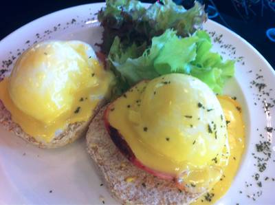 Egg Benedict with Bacon (240Baht) ที่ ร้านอาหาร Chu