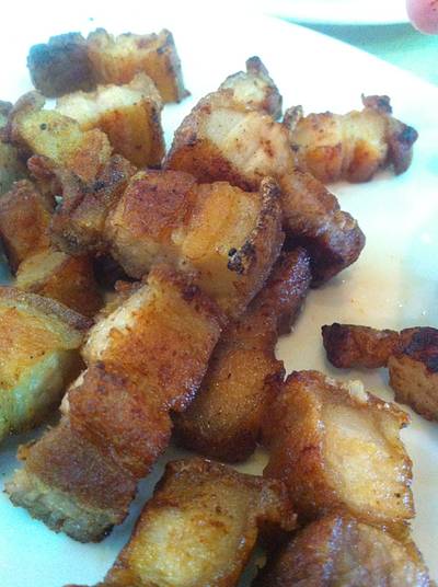 หมูสามชั้นทอดน้ำปลา ที่ ร้านอาหาร จันทน์หอม