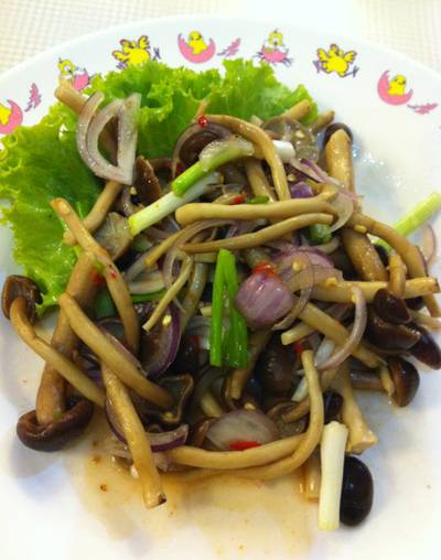 ยำเห็ดโคนญี่ปุ่น ที่ ร้านอาหาร นิตยาไก่ย่าง ปิ่นเกล้า