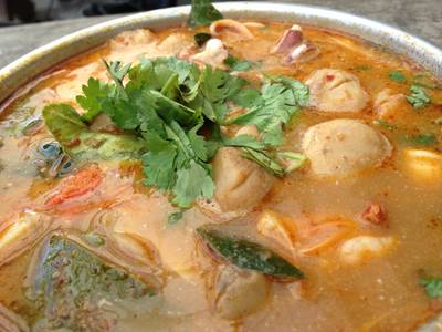 ต้มยำกุ้งและปลาหมึก ที่ ร้านอาหาร นายแกละ นวมินทร์