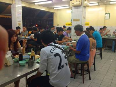 เอ้ยนี่มันห้าทุ่มแล้ว สงสัยมาเลี้ยงพุงกัน ที่ ร้านอาหาร ข้าวมันไก่ประตูน้ำ