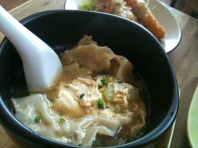 ซุปเกี๊ยวซ่า ที่ ร้านอาหาร Itto Shokudo อิโตะโชคุโด ซุปเกี๊ยวซ่า ที่ ร้านอาหาร Itto Shokudo อิโตะโชคุโด