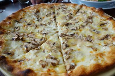 พิซซ่า หน้าน้ำมันเห็ดทรัฟเฟิล ที่ ร้านอาหาร Scoozi The Circle ราชพฤกษ์