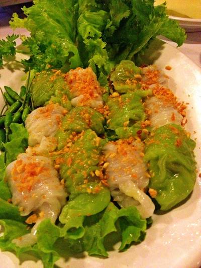 ข้าวเกรียบปากหม้อ สีสวย แต่ข้่างในใส้แข็งโป๊ก ที่ ร้านอาหาร นาทอง