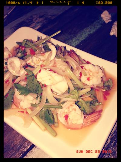 ยำรวมมิตร ที่ ร้านอาหาร 88 House ศรีนครินทร์