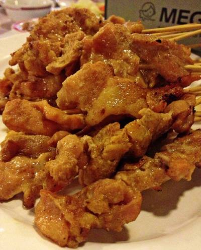 หมูสะเต๊ะ สั่งมาซะบานเลย ไม่อร่อยเลยทานไม่หมดอีกตะหาก ที่ ร้านอาหาร นาทอง