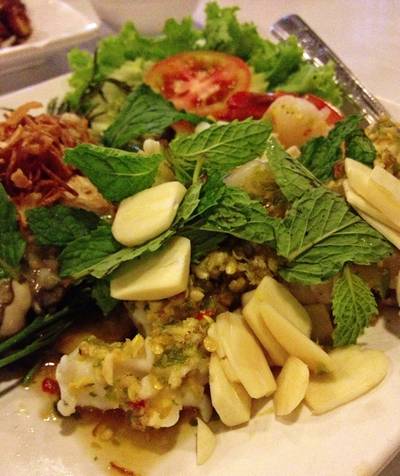 ยำสามแซบ มีกุ้งปลาหมึก หอยนางรม  ที่ ร้านอาหาร นาทอง
