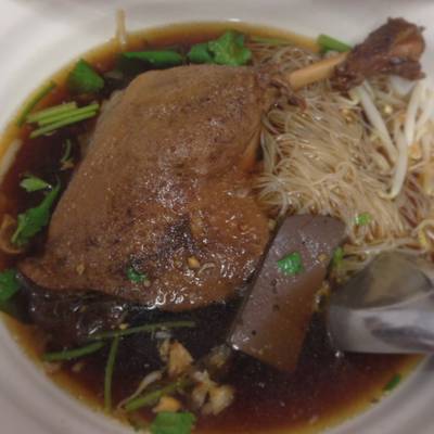 เส้นหมี่เป็ดตุ๋น  ที่ ร้านอาหาร ตั้งฮั๊วชวง