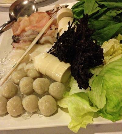 สี่สีหม้อไฟ  ที่ ร้านอาหาร นาทอง