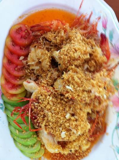 กุ้งทอดกระเทียม ตัวใหญ่มาก ที่ ร้านอาหาร แดงอาหารทะเล (เจ๊แดง) เจ้าเก่า