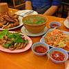 อร่อยมากกับส้มตำไข่เค็ม ต้มยำปลาม้า น้ำตกหมูและไก่ย่าง ที่ ร้านอาหาร ไก่ย่างโบราณ