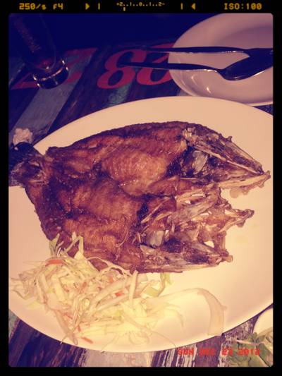 ปลากะพงทอดน้ำปลา ที่ ร้านอาหาร 88 House ศรีนครินทร์