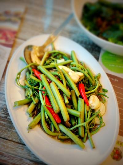 ผัดผักกระเฉด ที่ ร้านอาหาร Banana Leaf Promenade