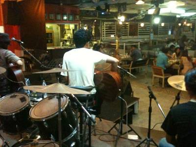 นักดนตรีในงาน ที่ ร้านอาหาร ครัวนายช่าง
