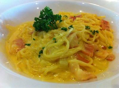 คาโบนาร่า ที่ ร้านอาหาร ครัวดอกไม้ขาว